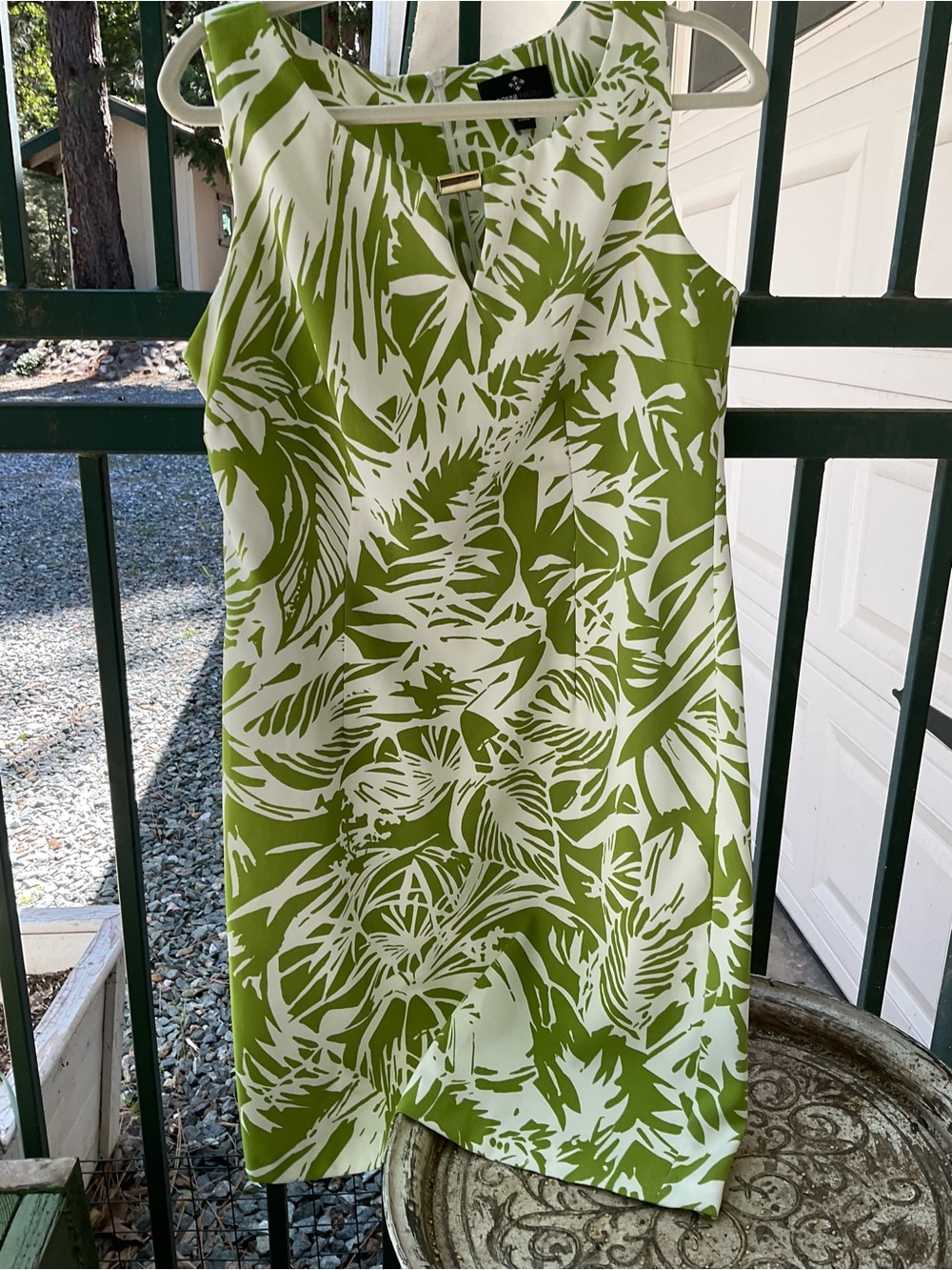 BR-Ronni Nicole Green and White Tropical Print KNEE LENGTH SIZE 10